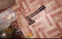 Дніпрянин намагався сокирою відрубати голову жінці: ЗМІ розкрили моторошні подробиці (фото 18+)