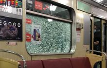 У Києві хулігани розбили вікна у чотирьох потягах метро: пасажири дивом не постраждали (фото)
