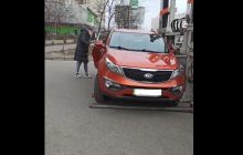 У Києві евакуатор намагався відвезти машину з дитиною в салоні (відео)