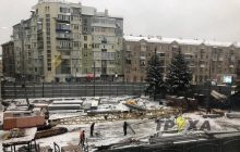 В Харькове строительный кран обрушился на вагончик с рабочими: фото последствий ЧП