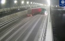 Едва в Днепр не слетел: ДТП с участием фуры на Южном мосту попало на видео