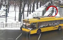 У Києві тролейбус збив жінку на пішохідному переході: поліція оприлюднила відео ДТП