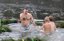 Где можно нырнуть в прорубь на Крещение: безопасные локации в Киеве