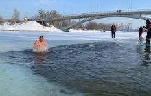 "Гріх - хвороба душі": у ПЦУ жорстко розкритикували купання в ополонці на Водохреща