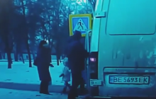 У Миколаєві водій ледь не збив пішохода з дитиною, після чого намагався його побити (відео)