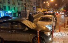 В Киеве из-за прорыва водопровода дорога превратилась в каток: в ДТП столкнулись 6 авто (фото)