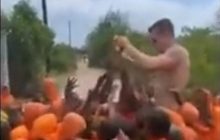 "Дотягнися, злиденна мавпочка": росіянин влаштував "шоу" з дітьми в Танзанії і нарвався на критику
