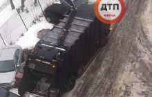 "Понесло його": у Києві сміттєвоз розбив дев'ять припаркованих машин (фото)
