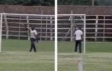 В Африке футбольный тренер перед матчем помочился на ворота (видео)