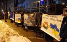 В Киеве возле посольства Беларуси прошла акция в поддержку белорусского народа (фоторепортаж)