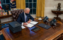 Байден прибрав зі столу в Овальному кабінеті кнопку Трампа для замовлення Coca-Cola (фото)