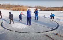 Жителі Дніпра зробили крижану карусель на замерзлому озері (відео)