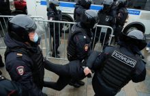 На митингах в России задержаны более 200 человек (фото, видео)