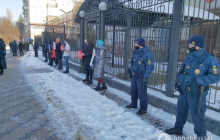 У Києві під посольством Росії, де мітингували проти Путіна, сталися сутички
