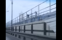 У Києві двоє "зачеперів" залізли на вагон метро, зупинивши рух потягів мостом (відео)