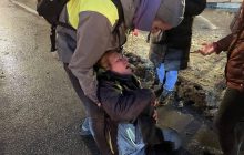 У Петербурзі співробітник ОМОНу вдарив літню жінку ногою в живіт і потрапив на відео (18+)