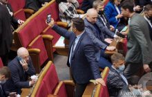 Журналісти спіймали депутата на дивному занятті у Раді (фото)