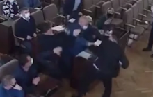 Надихнулись поєдинком Макгрегора і Пор'є: на Харківщині депутати влаштували бійку під час засідання міськради (відео)