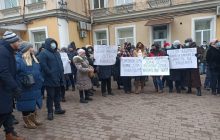 Под Хозяйственным судом Киева требовали не уничтожать реабилитационный городок для больных детей