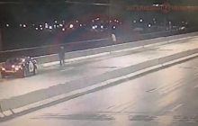 В Днепре таксист спас женщину, которая хотела броситься с Центрального моста (видео)