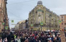 У Петербурзі на акції протесту почалася бійка, поліція розпорошила газ і застосувала електрошокери (фото, відео)