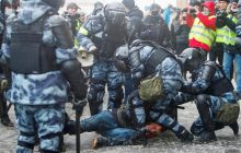 Евросоюз осудил жестокие задержания митингующих на акциях протеста в России