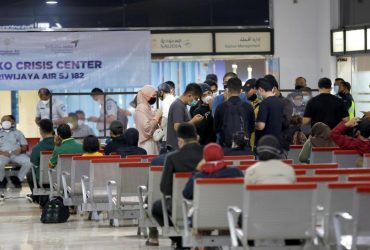 Не виделись долгое время: мужчина потерял в авиакатастрофе в Индонезии жену и троих детей