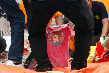 В Индонезии нашли останки пассажиров разбившегося самолета (фоторепортаж)