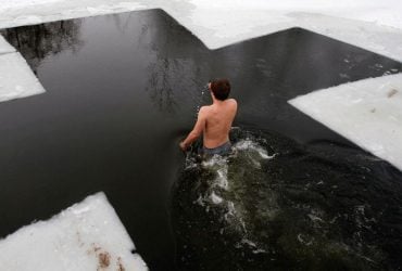 Крещение 2023: дата, традиции праздника и правила купания в проруби