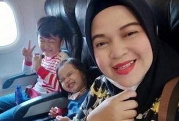 Пока-пока, семья!: появилось последнее фото пассажирки с детьми с разбившегося Boeing 737 из Индонезии