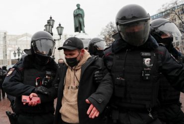 Москвичку оштрафували на 30 тисяч рублів за жовто-синю шапку