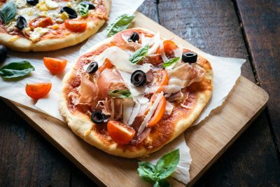 Пицца на кефире: как без лишних затрат приготовить вкусное блюдо для всей семьи