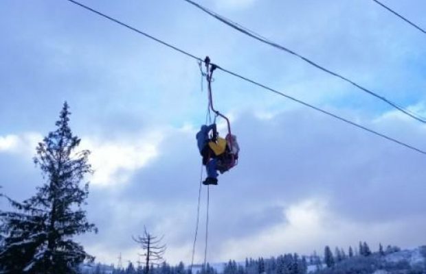У Славському на підйомнику застрягли 70 туристів: рятувальники проводять операцію (фото)