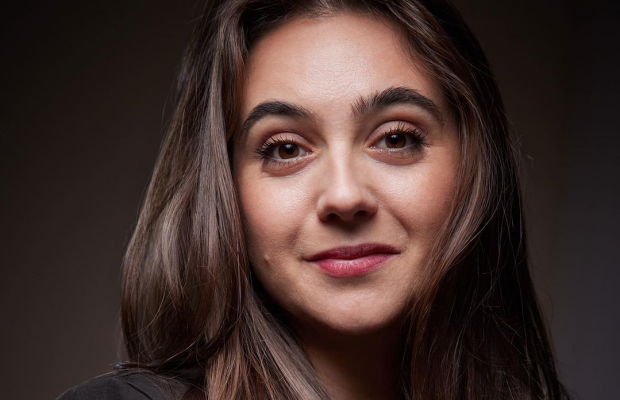 Пресс-секретарь президента Мендель в стильном костюме засветила татуировку