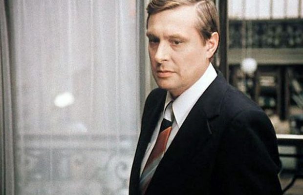 Еще один актер из фильма "Служебный роман" слег с коронавирусом