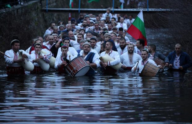 В Болгарии верующие массово искупались в ледяной воде, несмотря на карантин (фото)