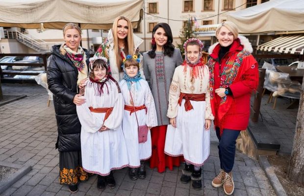 Співи Мірзояна та найкраща кутя від Сумської: як українські зірки відсвяткували Різдво у Карпатах (фоторепортаж)