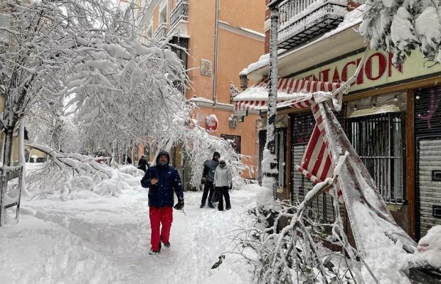 Группа украинцев застряла в аэропорту Мадрида из-за карантина и снегопада – СМИ