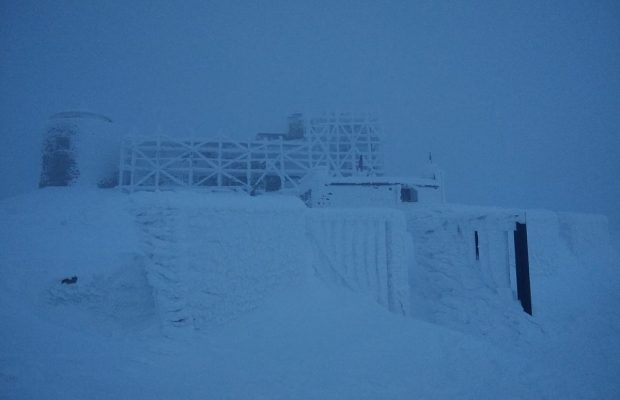 Денна температура у Карпатах впала до -15°, гори засипало снігом (фото, відео)