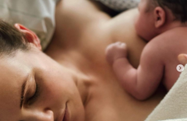 Зірка "Величного століття" Мер'єм Узерлі показала нове фото новонародженої доньки