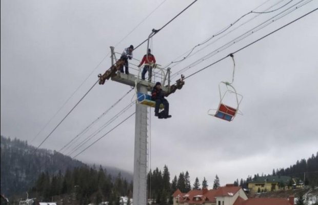 На горе Захар Беркут остановился подъемник: второй раз с начала года люди оказались в ловушке (фото)