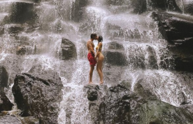 Надя Дорофєєва знялася в бікіні під водоспадом: ефектні фото підкорили мережу