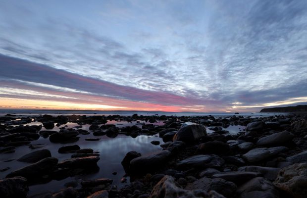 Фотограф показал атмосферное восход Солнца над "химическим пляжем" в Англии (фоторепортаж)