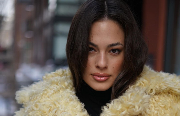 Пишнотіла модель Ешлі Грем повністю роздяглася і показала недоліки на тілі