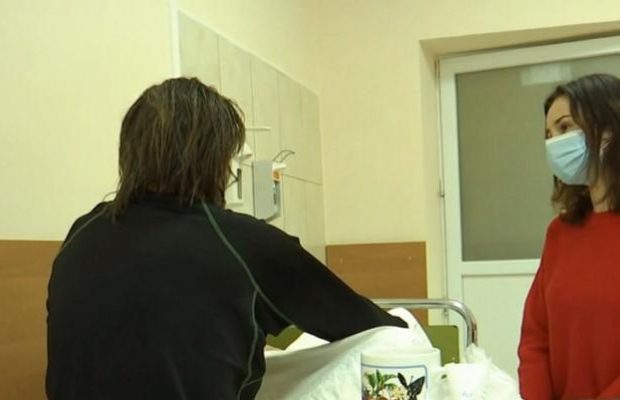 Врачи прооперировали туриста, которого накануне спасли из снежной ловушки в Карпатах (видео)