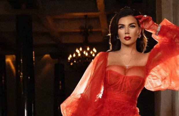 Анна Сєдокова в "голому" купальнику блиснула соковитими "персиками"