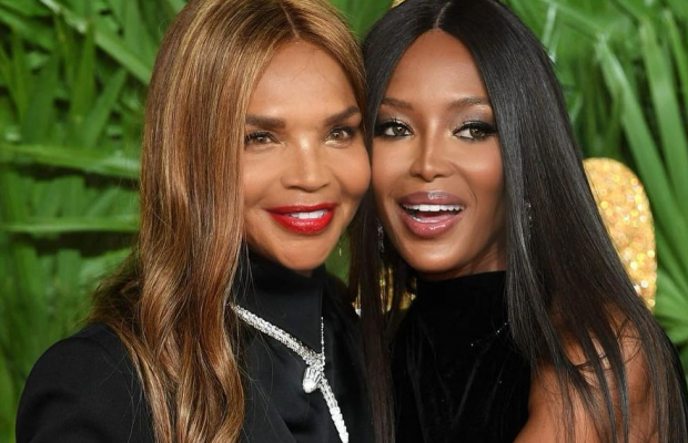 Наомі Кемпбелл засвітила оголені груди