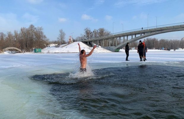 Як проходять водохресні купання на Гідропарку в Києві (фоторепортаж)