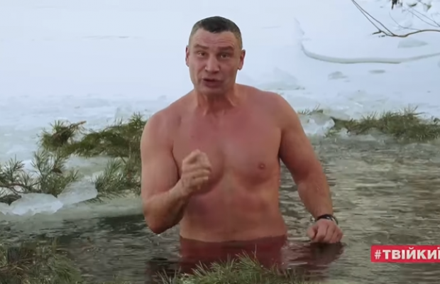 Кличко пірнув в ополонку в 19-градусний мороз (відео)