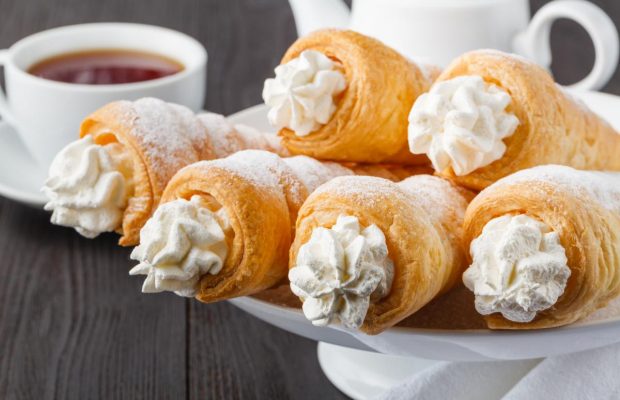 Ніжно-хрусткі трубочки з білковим кремом: як приготувати неймовірний смаколик